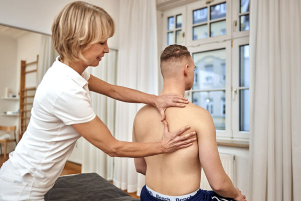 Therapieformen in der Physiotherapie -Behandlung eines Patienten in der Praxis am Prinzregentenplatz in Haidhausen